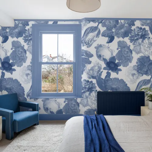 Mural de papel pintado en azul con flores a gran escala