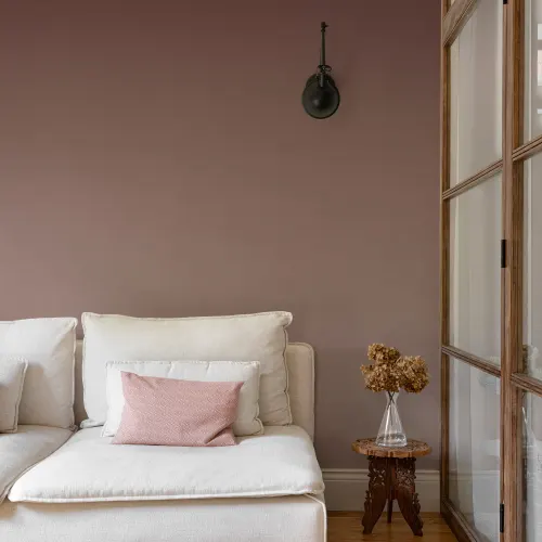 Mural de parede com gradiente ombré em bege suave e ambiente acolhedor