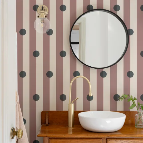 Veelkleurige retro gestreepte muurschildering met stippenpatroon