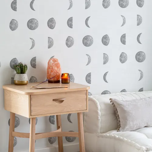 Papel Pintado Gris y Blanco con Motivos de Fases de la Luna