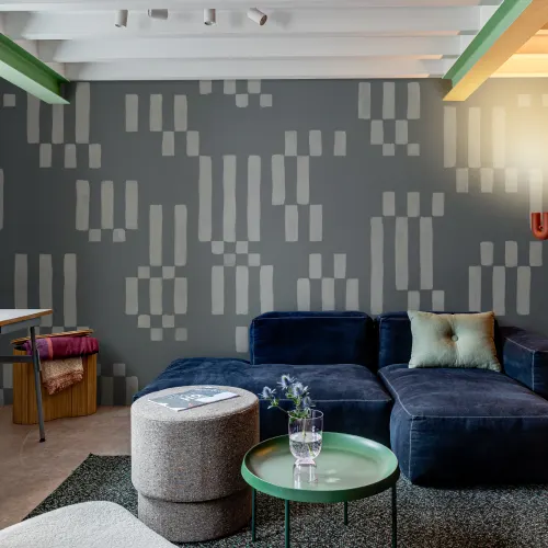 Mural geométrico de blocos pintado à mão em azul suave