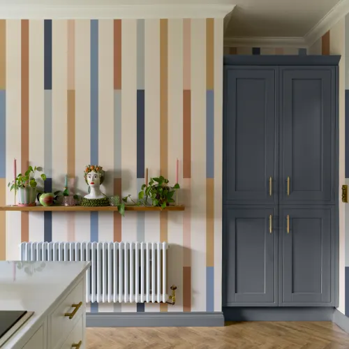Mural de parede multicolorido com riscas de estilo retro