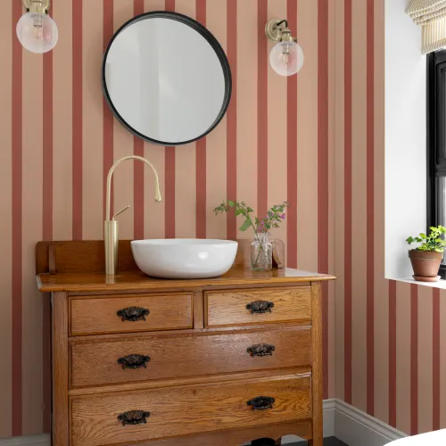 Roze en rood gestreept klassiek behang met muurschildering