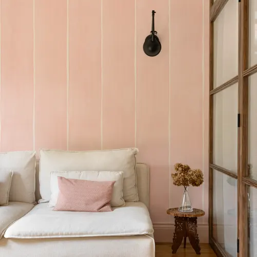 Papel pintado grueso rosa a rayas verticales pintado a la acuarela