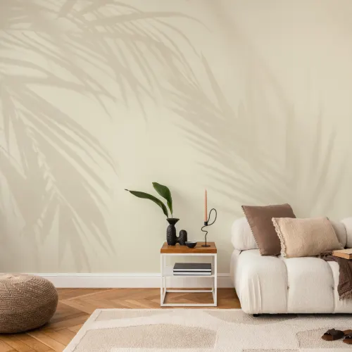 Carta da parati beige con ombre di foglie di palma