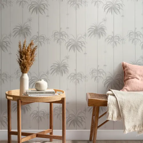 Beige stribet tapet med tropiske palmer